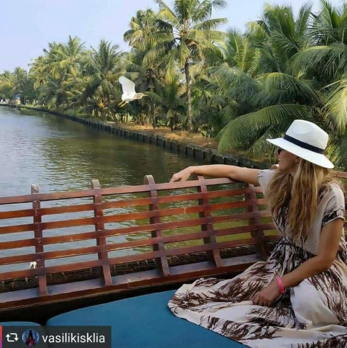 Отель Why Not Houseboat Alappuzha Экстерьер фото