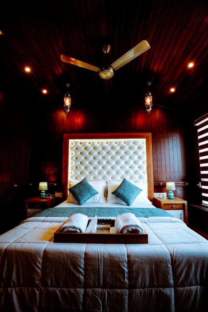 Отель Why Not Houseboat Alappuzha Экстерьер фото