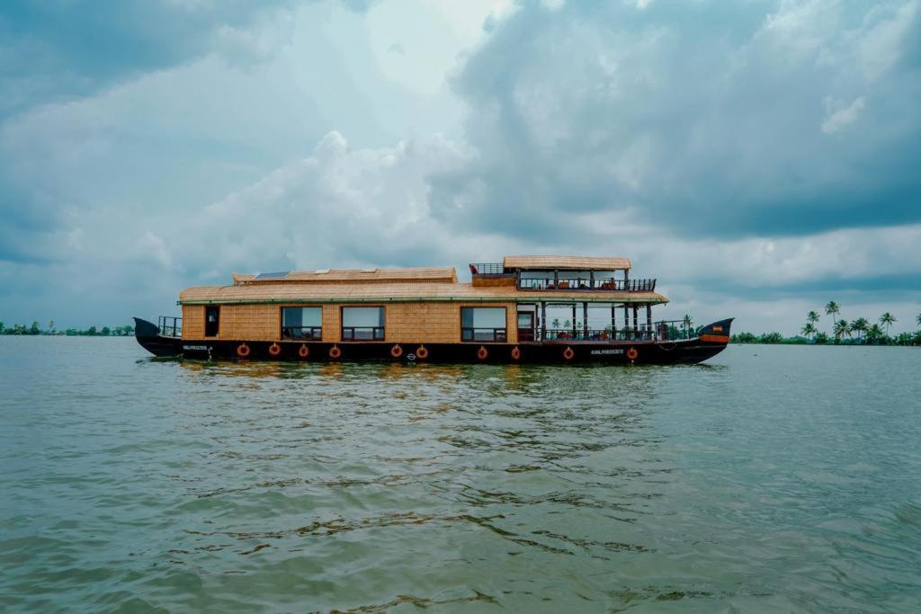 Отель Why Not Houseboat Alappuzha Экстерьер фото