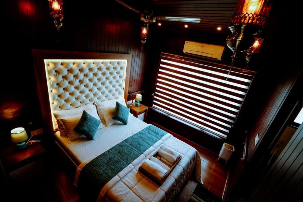 Отель Why Not Houseboat Alappuzha Экстерьер фото