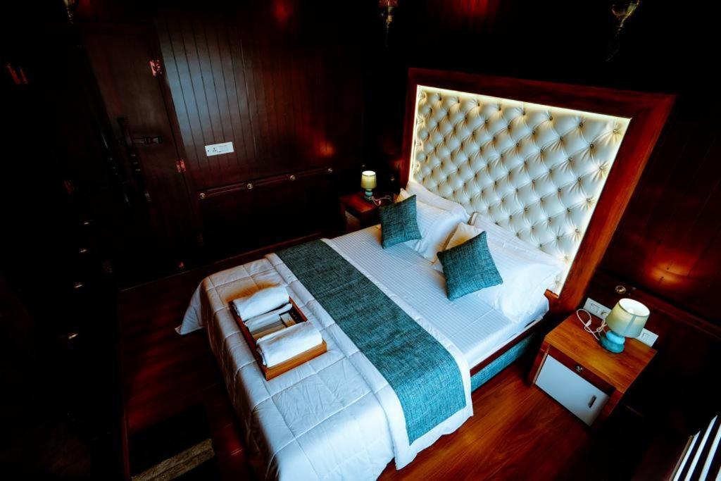 Отель Why Not Houseboat Alappuzha Экстерьер фото