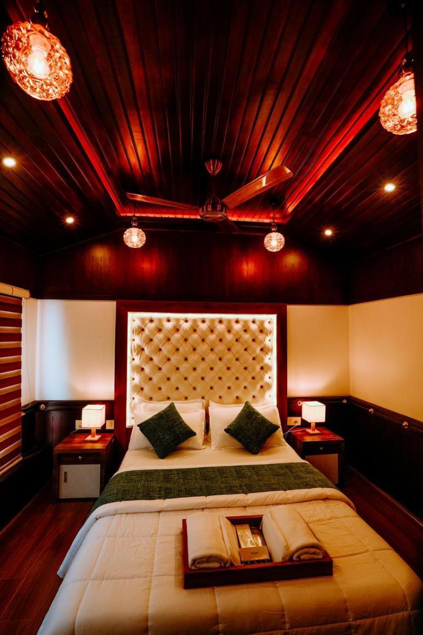 Отель Why Not Houseboat Alappuzha Экстерьер фото