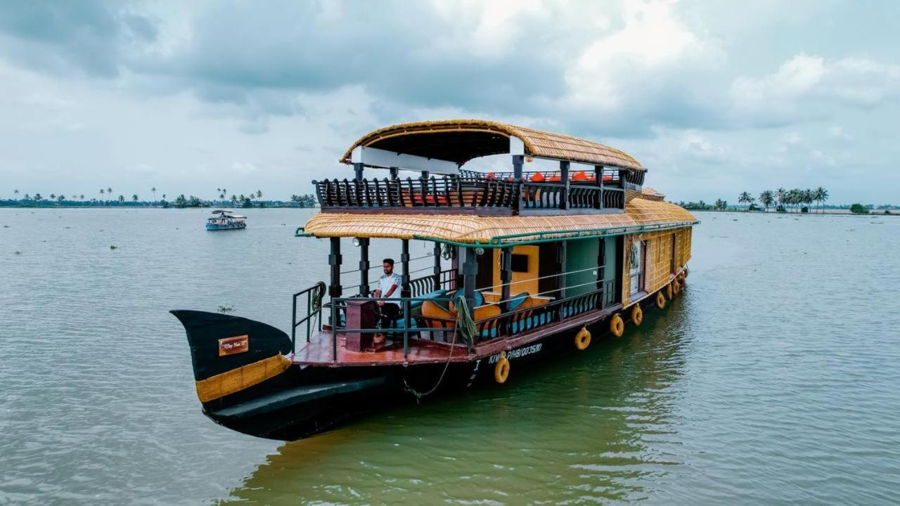 Отель Why Not Houseboat Alappuzha Экстерьер фото