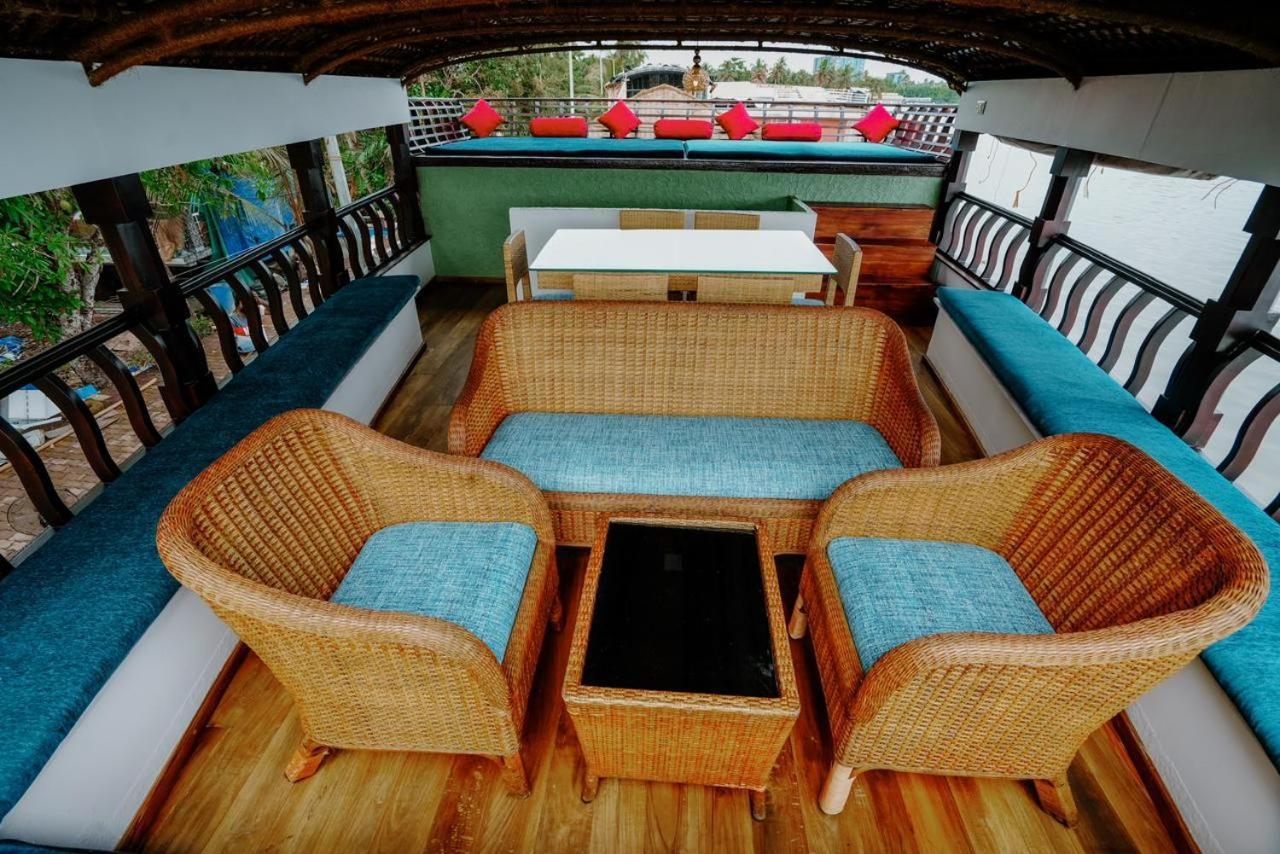 Отель Why Not Houseboat Alappuzha Экстерьер фото