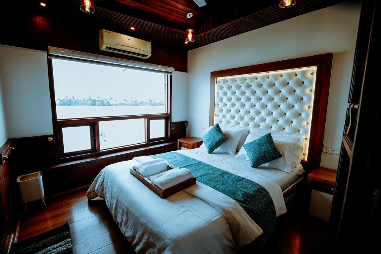 Отель Why Not Houseboat Alappuzha Экстерьер фото