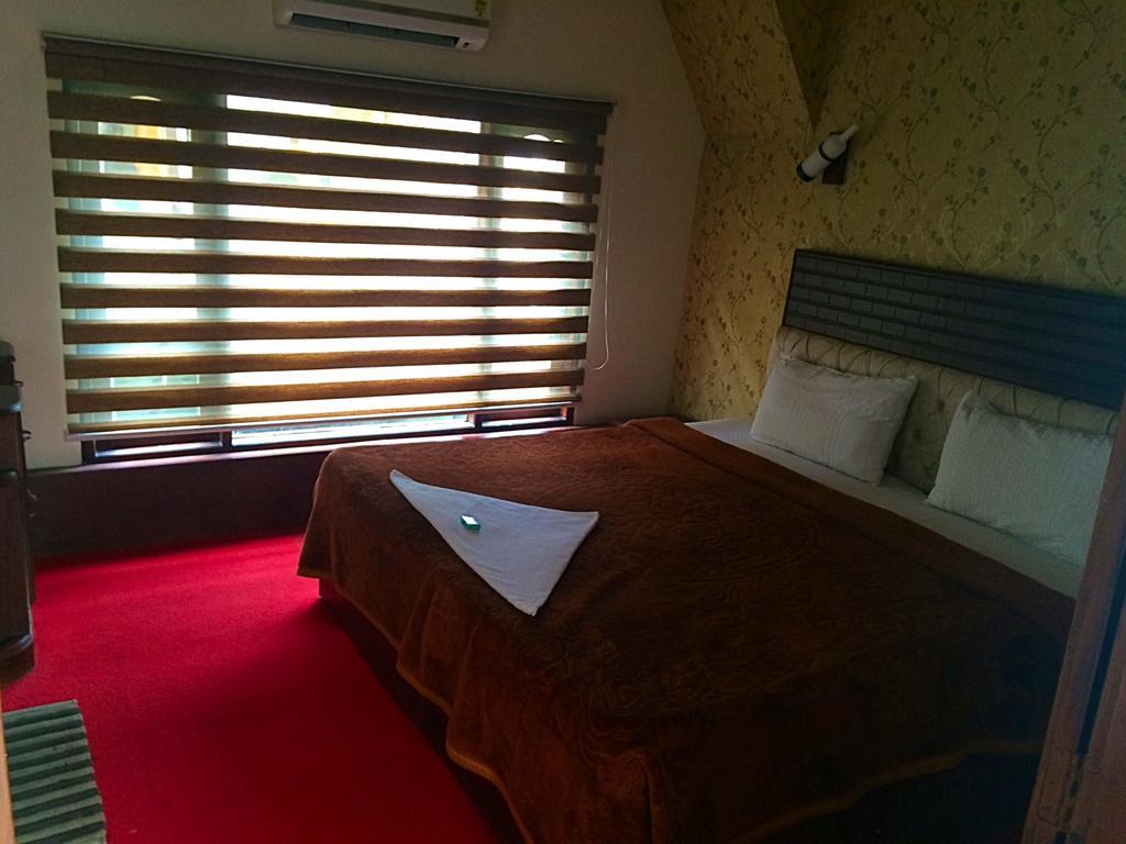Отель Why Not Houseboat Alappuzha Экстерьер фото