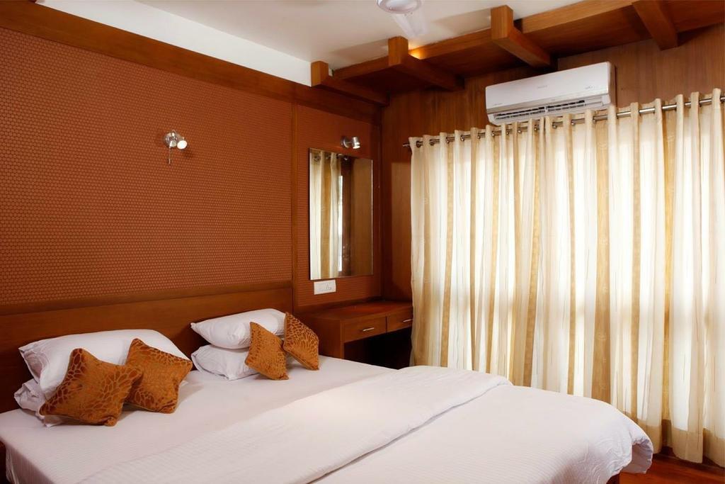 Отель Why Not Houseboat Alappuzha Экстерьер фото