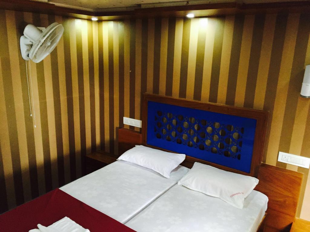Отель Why Not Houseboat Alappuzha Экстерьер фото